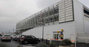 A Thionville, trois niveaux de parking en acier sur un centre commercial