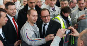 A l’usine de moteurs PSA Trémery, François Hollande promet la croissance et invoque le turbo